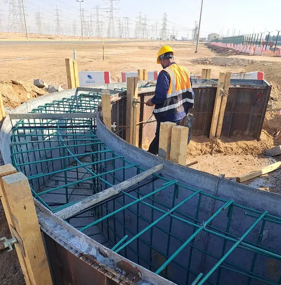 Formwork and reinforcement for a curved structure